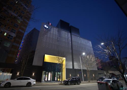 a building with cars parked in front of it at night at 호텔그랑파리 in Gwangju
