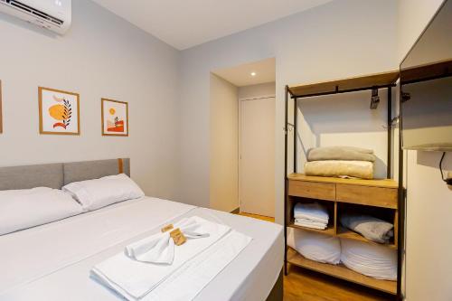 a small bedroom with a bed and a bunk room at Edifício ASA | Conforto e Conveniência no Coração de Curitiba | Gonzaga Stays in Curitiba