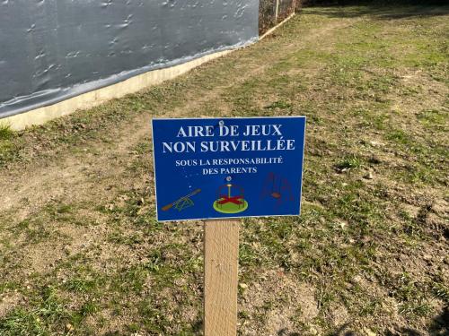 a sign that says air be buzz not swimible at Gîte Le Val De Galerne , à 5 minutes du Zoo Parc de Beauval in Seigy