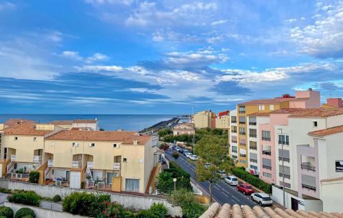 - une vue sur la ville avec ses bâtiments et l'océan dans l'établissement 2 Bedroom Stunning Apartment In Agde, au Cap d'Agde