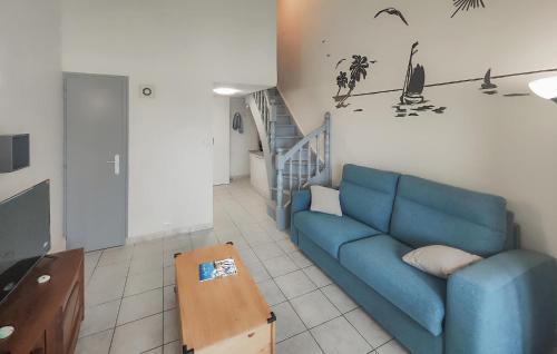 - un salon avec un canapé bleu et un escalier dans l'établissement 2 Bedroom Stunning Apartment In Agde, au Cap d'Agde