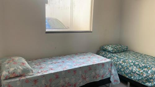 a small room with a bed and a chair at Viver de Temporada Canindé- 15 Minutos de Piranhas in Canindé de São Francisco