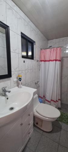Ένα μπάνιο στο Cabaña en Villarrica Sector Costanera