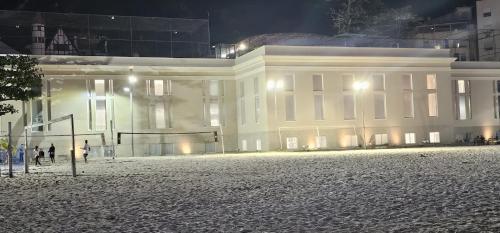 a large white building with people standing in front of it at Luxo na Gloria in Rio de Janeiro