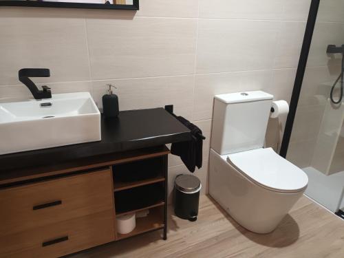 Ένα μπάνιο στο Apartamentos Mis Casitas