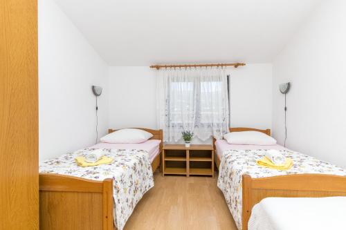 Apartments with parking space Kastel Stafilic, Kastela - 21948