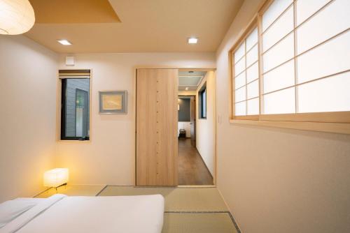 Postel nebo postele na pokoji v ubytování 谷町君・星屋・城下の宿