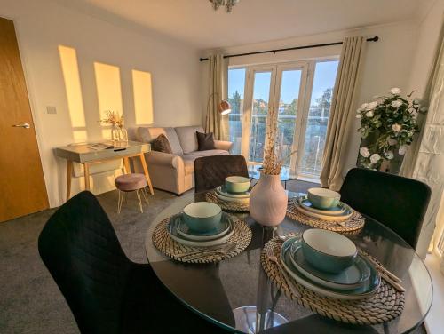 ein Wohnzimmer mit Tisch und Stühlen und einer Couch in der Unterkunft 36 Handley's Elite Apartment 2Bed Flat CityCenter in Hemel Hempstead