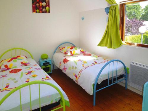une chambre avec deux lits et une fenêtre dans l'établissement Terraced House in Beg Meil near Sandy Beaches, à Fouesnant