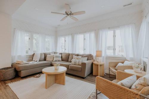 Posezení v ubytování Sun, Sand, & Spacious - Family Friendly Condo