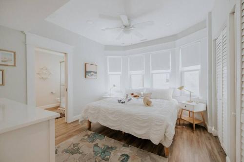 Postel nebo postele na pokoji v ubytování Sun, Sand, & Spacious - Family Friendly Condo