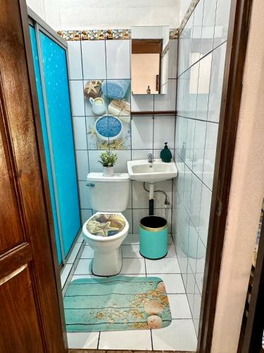 a small bathroom with a toilet and a sink at Villas Ela en Bahía Ballena,Uvita Hermosas habitaciones privadas grandes, piscina, cocina, jacuzzi, aire acondicionado, tv y baño privado in Uvita
