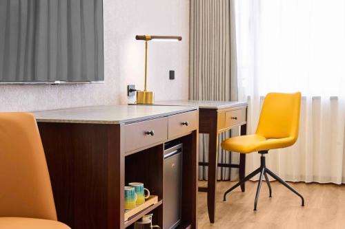 a kitchen with a desk and a yellow chair at Fullon Poshtel Jhongli in Zhongli