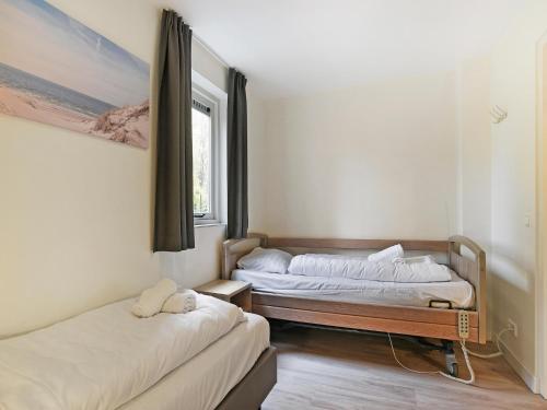 twee bedden in een kamer met een raam bij Holiday Home Brouwersdam with Sauna in Brouwershaven