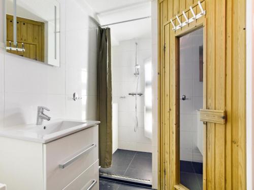 een badkamer met wastafel en douche bij Holiday Home Brouwersdam with Sauna in Brouwershaven