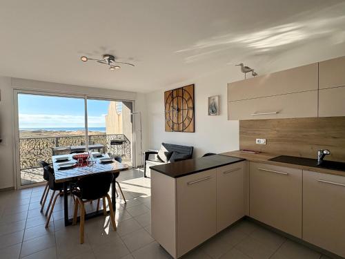 une cuisine et une salle à manger avec une table avec vue dans l'établissement Appartement Moderne 2 Chambres avec Terrasse et Vue Imprenable à 50m de la Plage - FR-1-323-234, à Saint-Hilaire-de-Riez