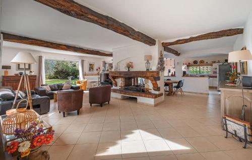 un salon avec un canapé et une cheminée dans l'établissement Pet Friendly Home In Montauroux, à Montauroux