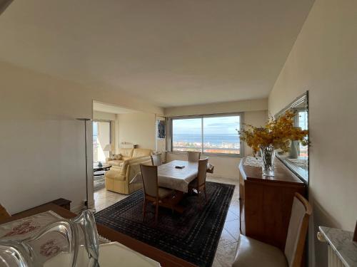 un salon avec une table et une salle à manger dans l'établissement Appartement spacieux avec vue imprenable, parking privé - FR-1-319-374, à Arcachon