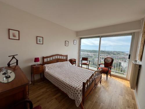 une chambre avec un lit et une grande fenêtre dans l'établissement Appartement spacieux avec vue imprenable, parking privé - FR-1-319-374, à Arcachon