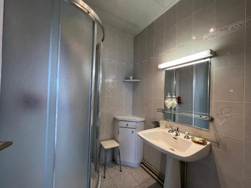 une salle de bain avec un lavabo et une douche dans l'établissement Appartement spacieux avec vue imprenable, parking privé - FR-1-319-374, à Arcachon