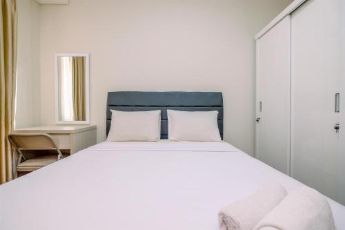 Кровать или кровати в номере Modern Look and Homey 2BR Transpark Cibubur Apartment near Mall By Travelio