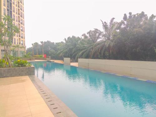 Бассейн в Modern Look and Homey 2BR Transpark Cibubur Apartment near Mall By Travelio или поблизости