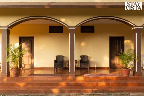 Ruang duduk di Three Rivers by VEO - Part of StayVista