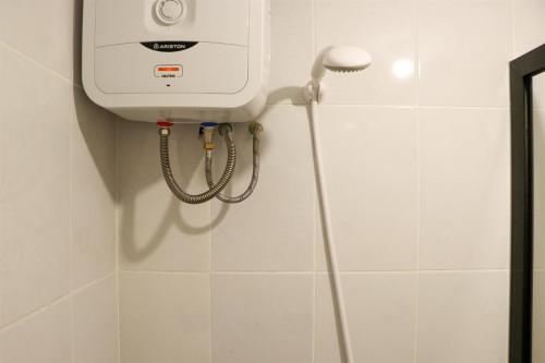 Salle de bains dans l'établissement Well Furnished and Cozy 2BR Tokyo Riverside PIK 2 Apartment By Travelio