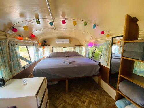 Cama o camas de una habitación en Fun Bus Vacation home