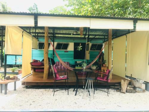 Un patio o zona al aire libre en Fun Bus Vacation home