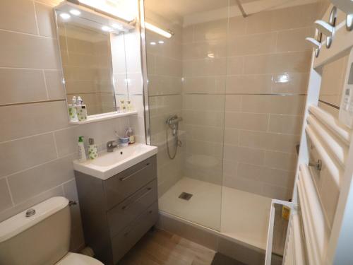 une salle de bain avec une douche, des toilettes et un lavabo dans l'établissement Magnifique T2 climatisé avec parking privé à Sète - FR-1-472-207, à Sète