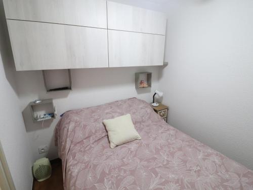 Cette petite chambre comprend un lit et des armoires blanches. dans l'établissement Magnifique T2 climatisé avec parking privé à Sète - FR-1-472-207, à Sète