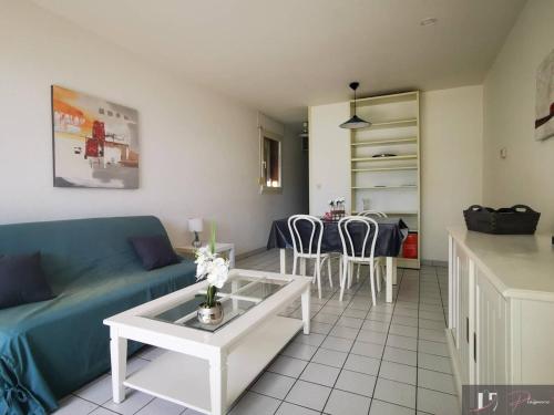 Photo de la galerie de l'établissement Studio meublé 4 pers. avec terrasse et parking, proche plage - FR-1-825-1, à La Rochelle