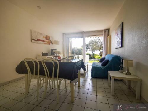 Photo de la galerie de l'établissement Studio meublé 4 pers. avec terrasse et parking, proche plage - FR-1-825-1, à La Rochelle