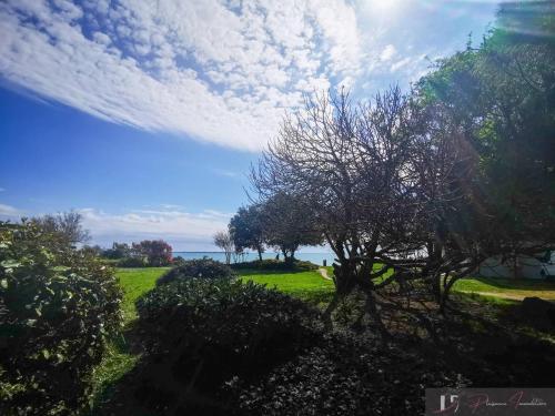 Photo de la galerie de l'établissement Studio meublé 4 pers. avec terrasse et parking, proche plage - FR-1-825-1, à La Rochelle