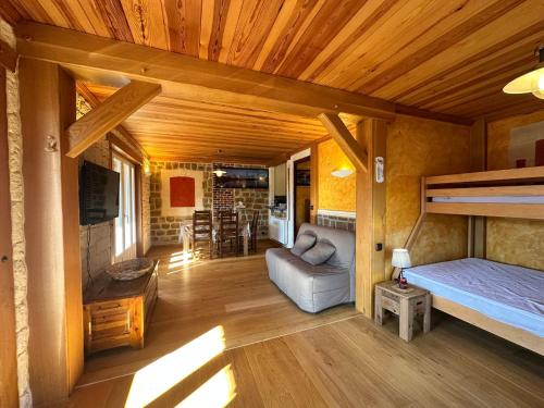 une chambre avec un lit superposé et un salon dans l'établissement Appartement cosy au cœur de Villard-de-Lans, 3 pers, balcon - FR-1-515-223, à Villard-de-Lans