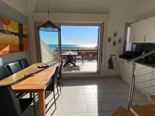 Photo de la galerie de l'établissement Port Leucate: Appartement T3 Duplex Climatisé, 6 Pers, Face à la Mer, Parking - FR-1-798-53, à Leucate