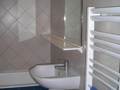 une salle de bain avec un lavabo, un miroir et une baignoire dans l'établissement Appartement 2 pièces 6 couchages avec parking, vue mer - FR-1-825-3, à La Rochelle