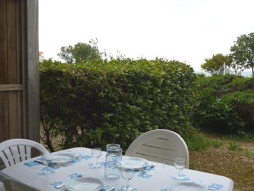 Photo de la galerie de l'établissement Studio meublé 4 pers. avec terrasse et parking à La Rochelle - FR-1-825-9, à La Rochelle