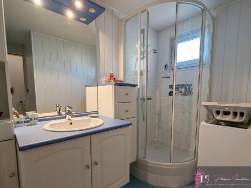 une salle de bain avec un lavabo et une douche dans l'établissement Duplex avec piscine et vue sur l'océan à La Rochelle - FR-1-825-14, à La Rochelle