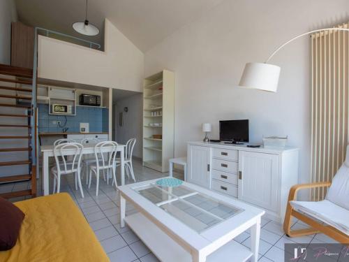 Photo de la galerie de l'établissement Appartement 2 pièces - 6 couchages, vue mer, parking privé - FR-1-825-20, à La Rochelle