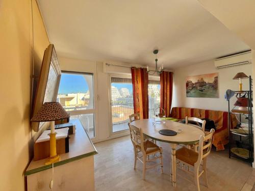 une cuisine et une salle à manger avec une table et des chaises dans l'établissement Charmant P3 à La Grande Motte, proche plage - FR-1-716-79, à La Grande Motte