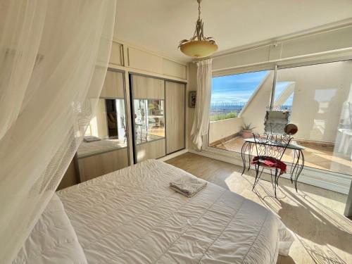 une chambre avec un lit et une grande fenêtre dans l'établissement Charmant P3 à La Grande Motte, proche plage - FR-1-716-79, à La Grande Motte