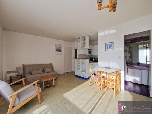un salon avec un canapé et une table dans l'établissement Studio à La Rochelle avec piscine, proche plage - FR-1-825-22, à La Rochelle