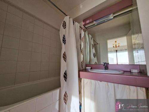 une salle de bain avec un lavabo et un rideau de douche dans l'établissement Studio à La Rochelle avec piscine, proche plage - FR-1-825-22, à La Rochelle