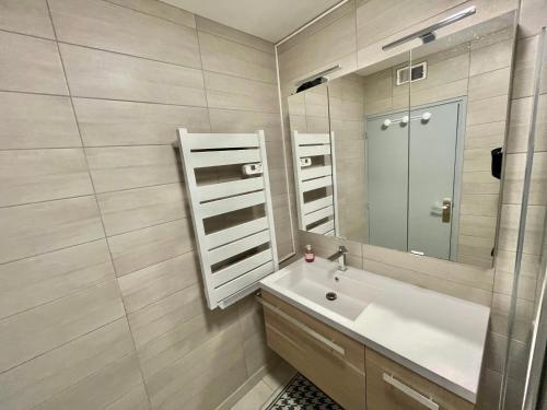 une salle de bain avec un lavabo et un miroir dans l'établissement Charmant P3 à La Grande Motte, proche plage - FR-1-716-79, à La Grande Motte