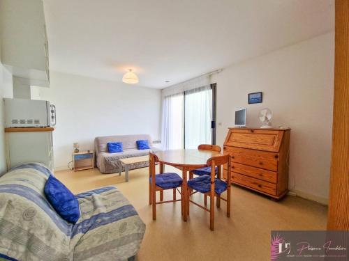 Photo de la galerie de l'établissement Studio meublé avec jardin - 3 couchages, proche plage - FR-1-825-26, à La Rochelle