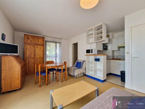 Photo de la galerie de l'établissement Studio meublé avec jardin - 3 couchages, proche plage - FR-1-825-26, à La Rochelle