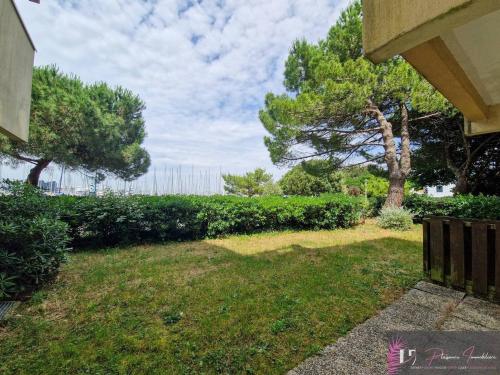 Photo de la galerie de l'établissement Studio meublé avec jardin - 3 couchages, proche plage - FR-1-825-26, à La Rochelle