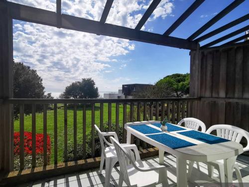 Photo de la galerie de l'établissement Appartement 3 pièces - 8 couchages avec balcon et parking à La Rochelle - FR-1-825-27, à La Rochelle